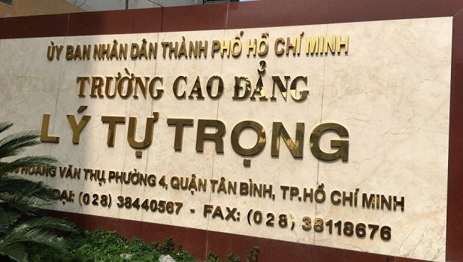 Bảng tên trường cao đẳng chữ inox vàng trên nền đá sáng màu