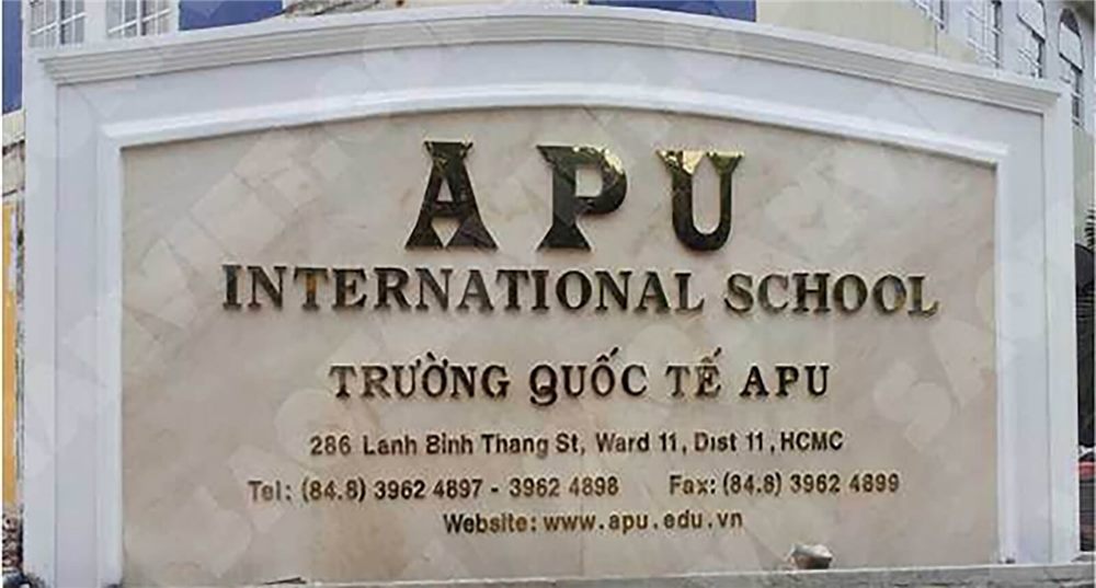 Bảng tên trường quốc tế chữ đồng trên nền đá trong khung trắng