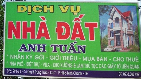 Bảng hiệu dịch vụ nhà đất in bạt nền xanh lá chữ đỏ, hình biệt thự và danh sách dịch vụ