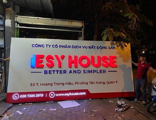 Bảng hiệu công ty bất động sản alu trắng chữ nổi đỏ xanh có đèn, đặt dưới đất trước khi lắp