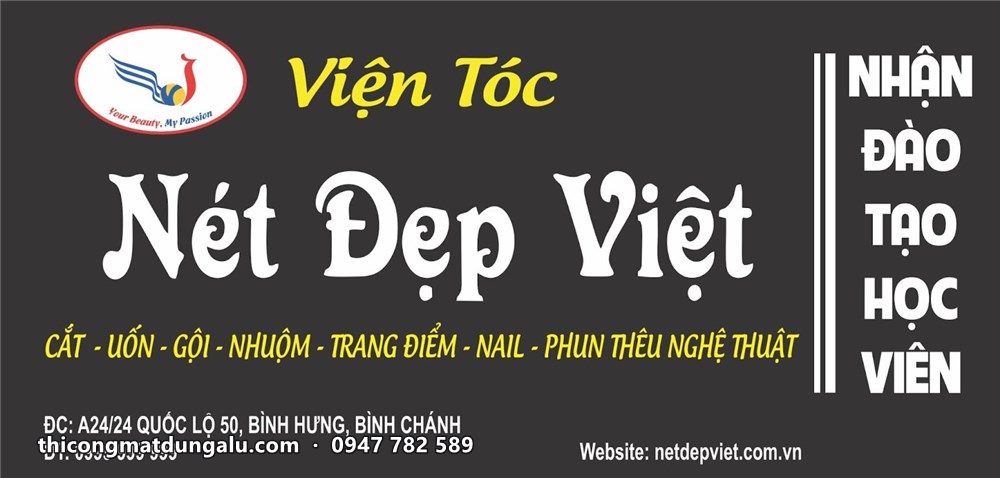 Bản thiết kế bảng hiệu viện tóc Nét Đẹp Việt nền đen chữ trắng, bảng đứng Nhận đào tạo học viên