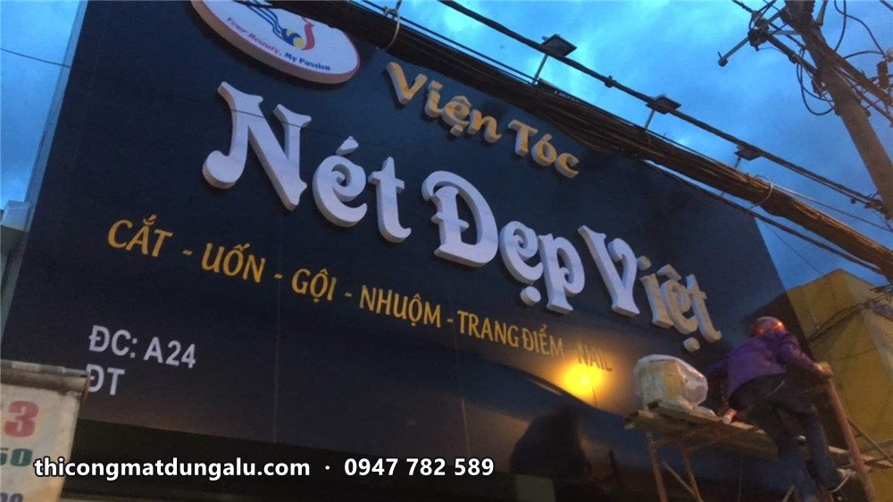 Chữ nổi Nét Đẹp Việt trên nền đen khi đang lắp