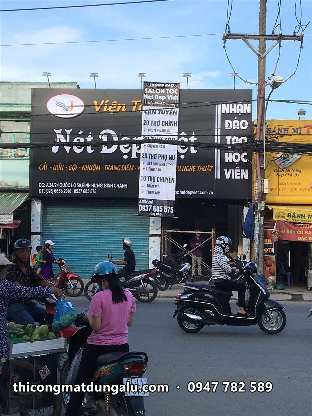 Viện tóc Nét Đẹp Việt nhìn từ bên kia đường, bảng hiệu và bảng đứng