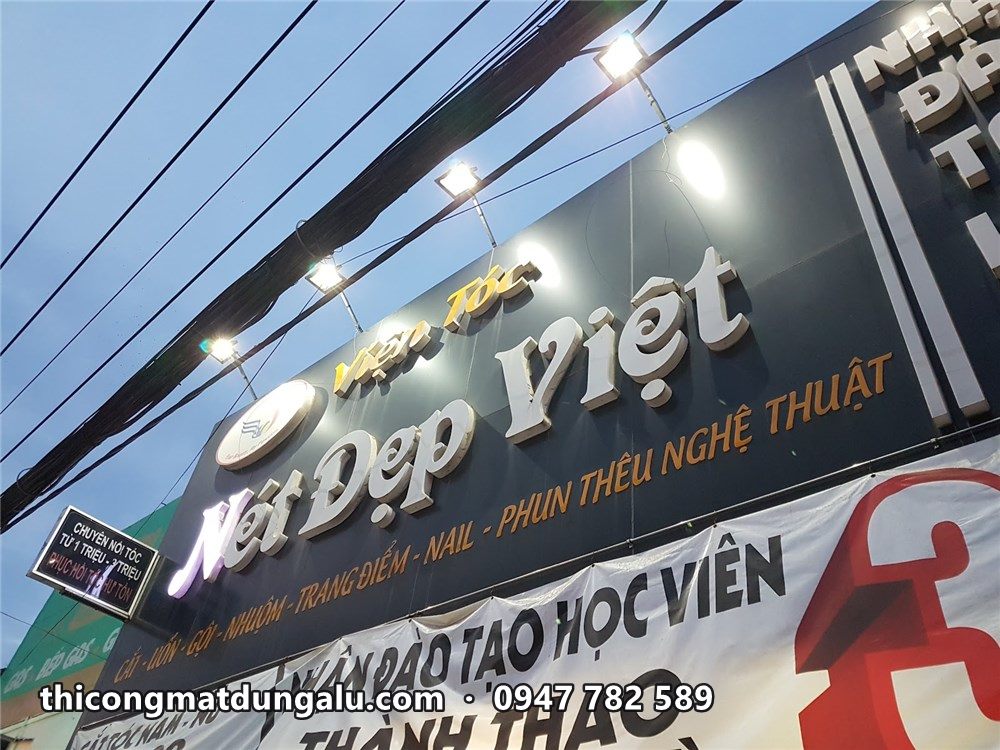 Bảng hiệu Nét Đẹp Việt nhìn chéo, chữ nổi và dòng dịch vụ