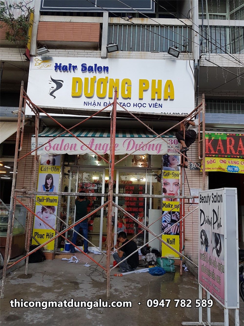 Mặt tiền hair salon Dương Pha khi đang lắp, giàn giáo phía trước