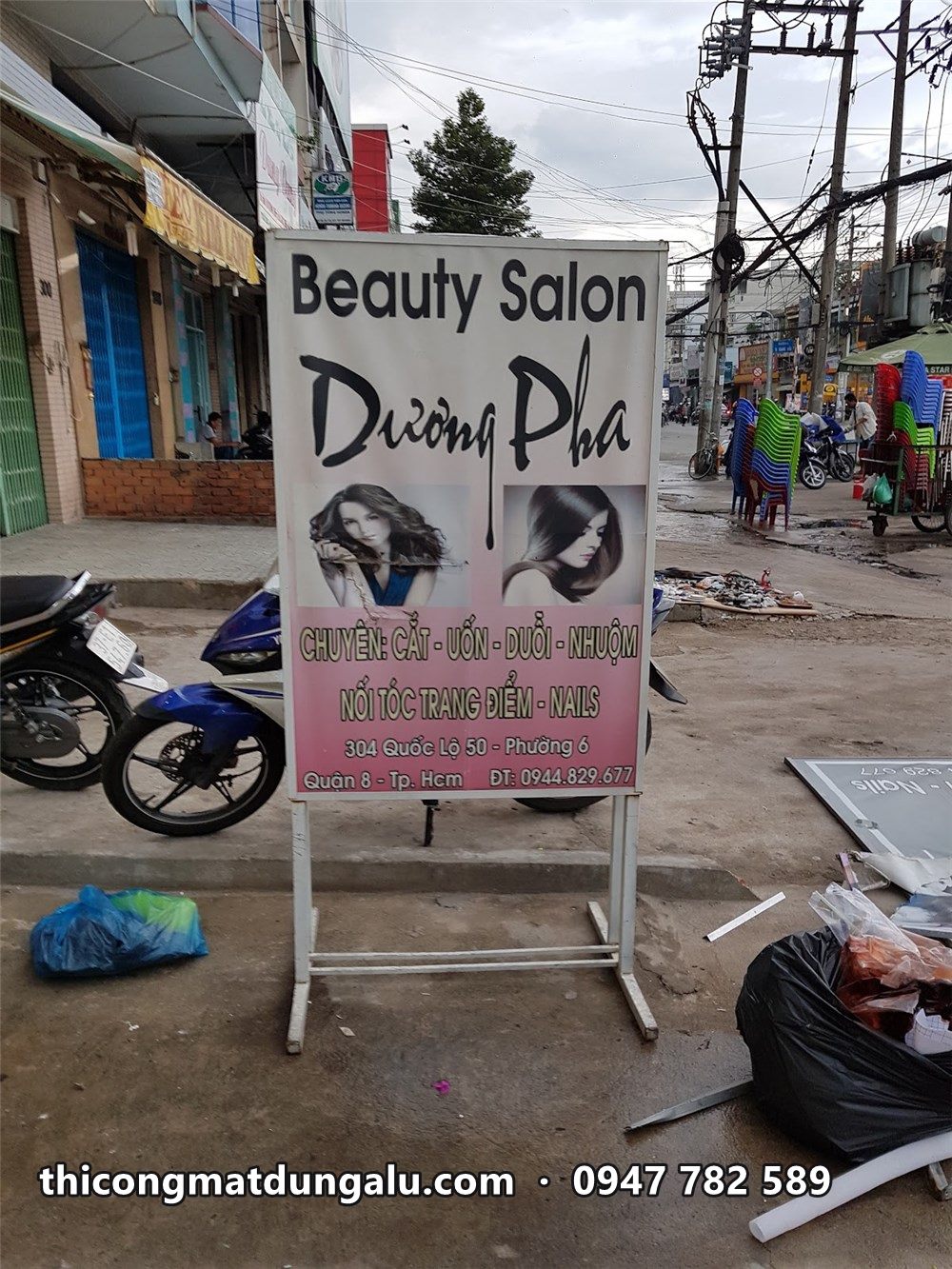 Standee Beauty Salon Dương Pha đặt trên vỉa hè