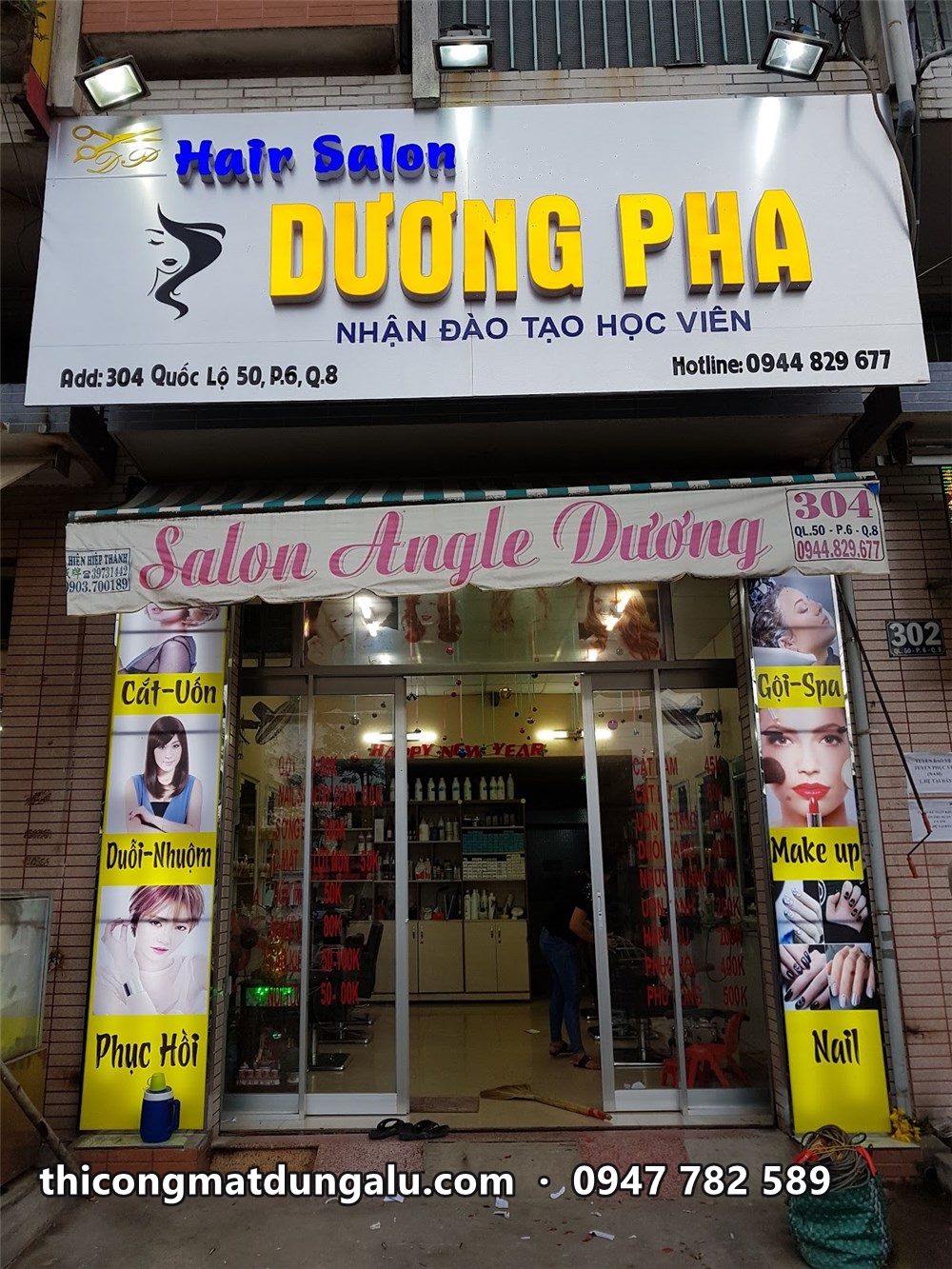 Hair Salon Dương Pha hoàn thiện, bảng hiệu trắng chữ vàng phía trên cửa kính