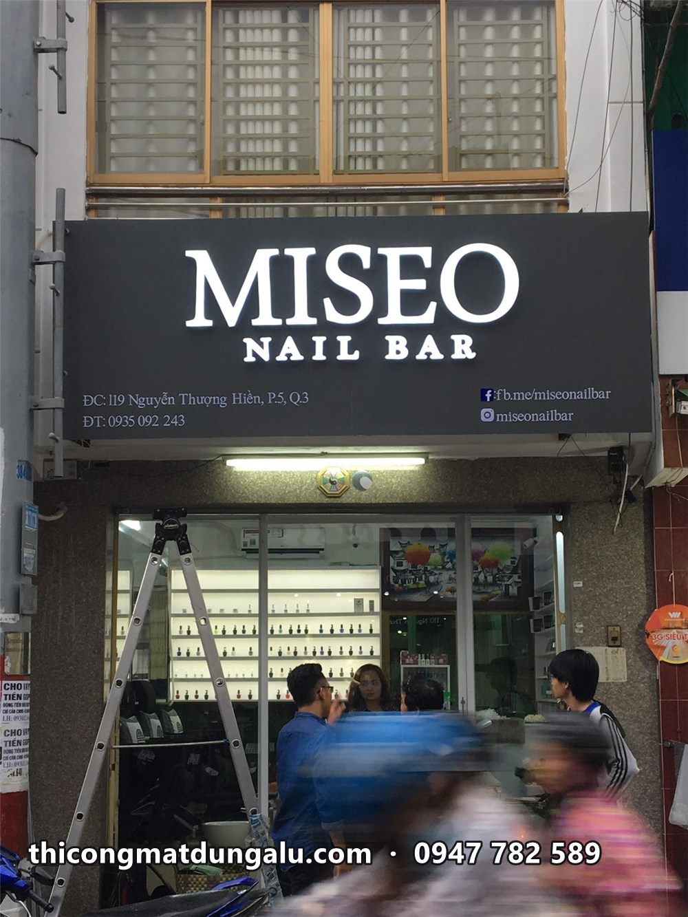 Bảng hiệu Miseo Nail Bar nền đen chữ trắng nhìn chính diện