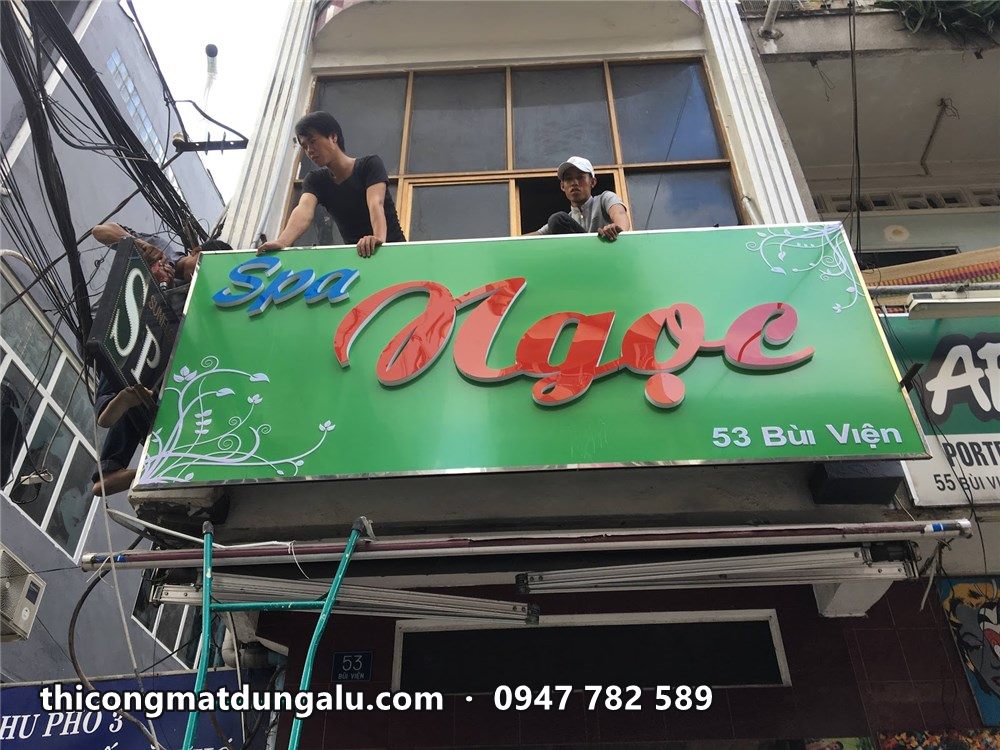 Thợ lắp bảng hiệu Spa Ngọc nền xanh chữ đỏ tại 53 Bùi Viện