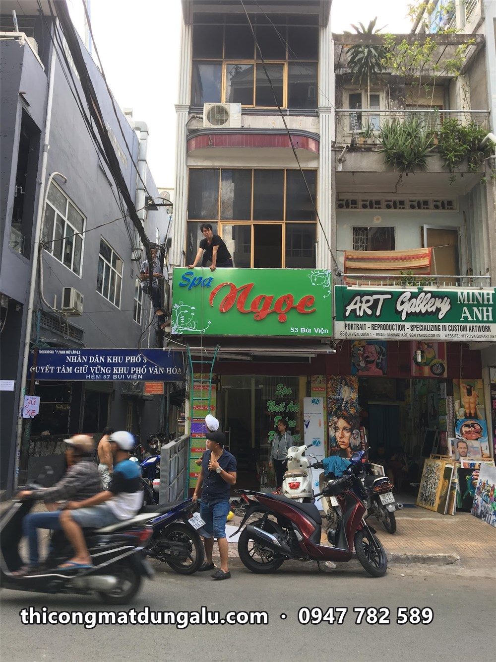 Spa Ngọc nhìn từ đường Bùi Viện, bảng xanh lá giữa dãy phố