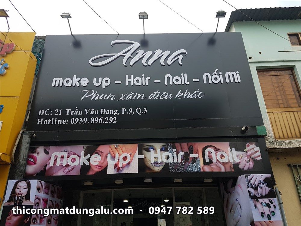 Bảng hiệu Anna make up Hair Nail Nối mi nền đen chữ trắng