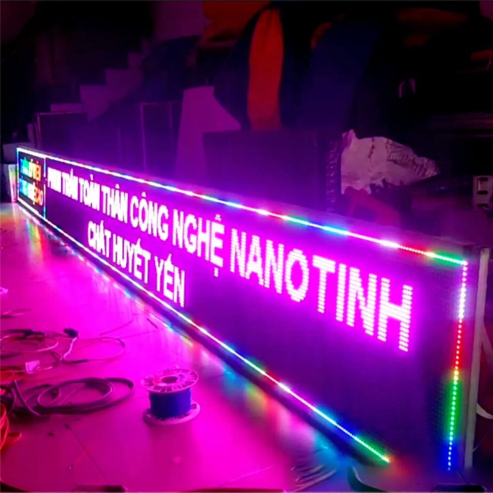 Bảng LED chạy chữ dài màu hồng tím đang thử tại xưởng