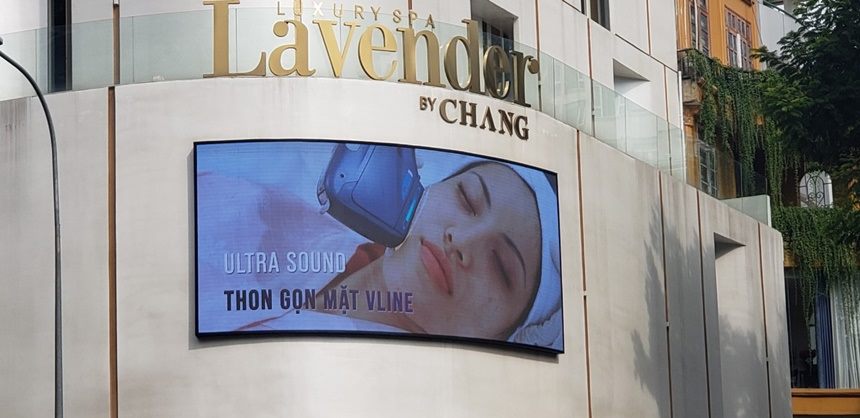 Màn hình LED cong gắn trên mặt tiền spa