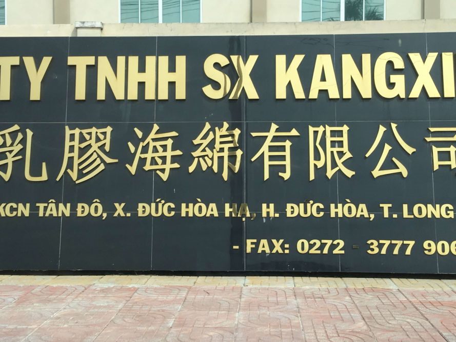 Bảng tên công ty nền đá đen chữ inox vàng song ngữ Việt Trung