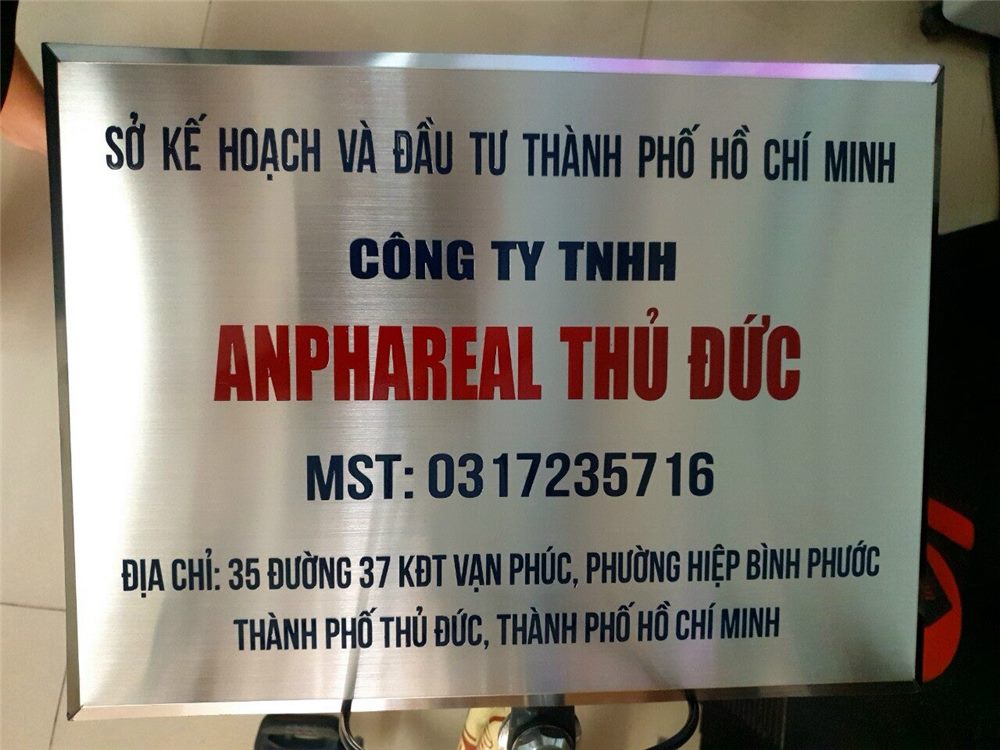 Biển công ty inox ăn mòn ghi tên, mã số thuế và địa chỉ