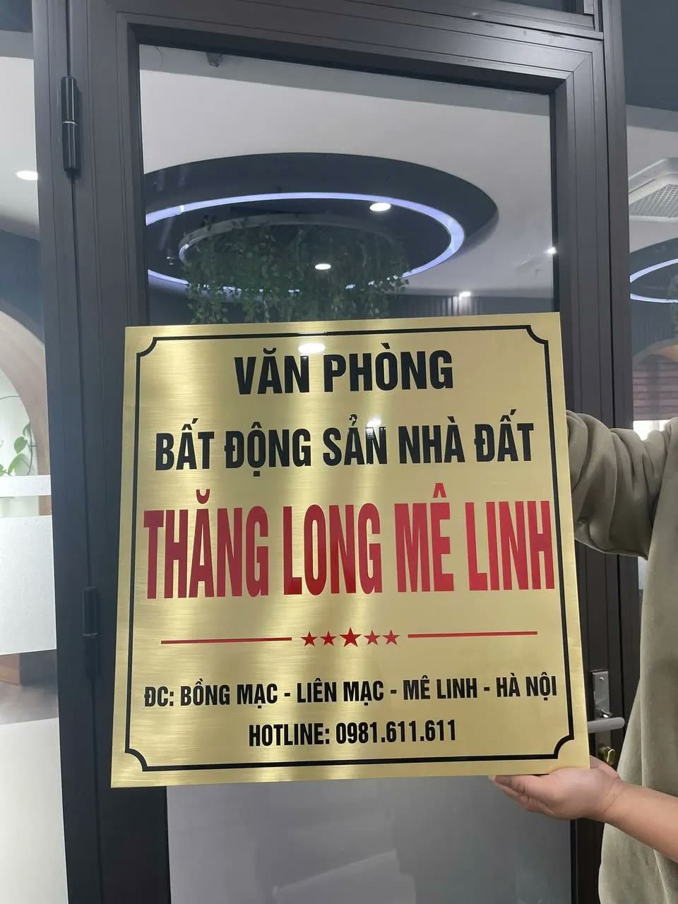 Biển văn phòng bằng đồng vàng chữ đỏ và đen