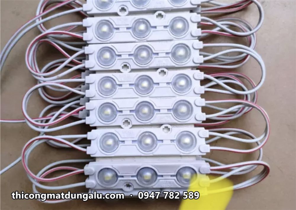Dây module LED ba bóng màu trắng cuộn trên bàn