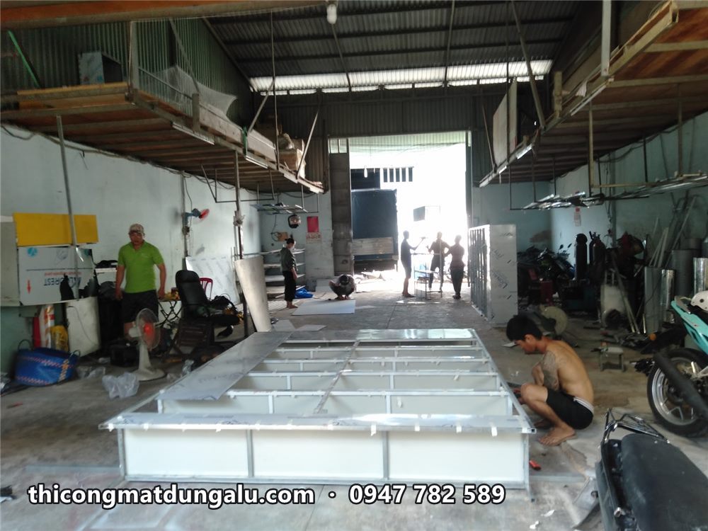 Khung kệ trưng bày bằng alu đang lắp trên nền xưởng rộng