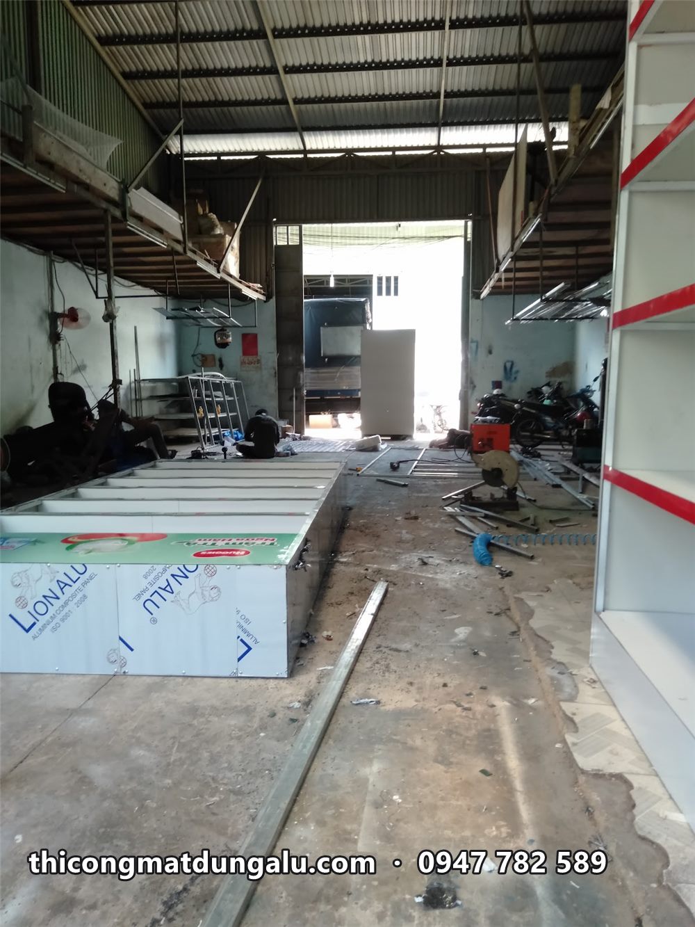 Dãy kệ trưng bày alu trắng còn dán màng xếp dọc xưởng