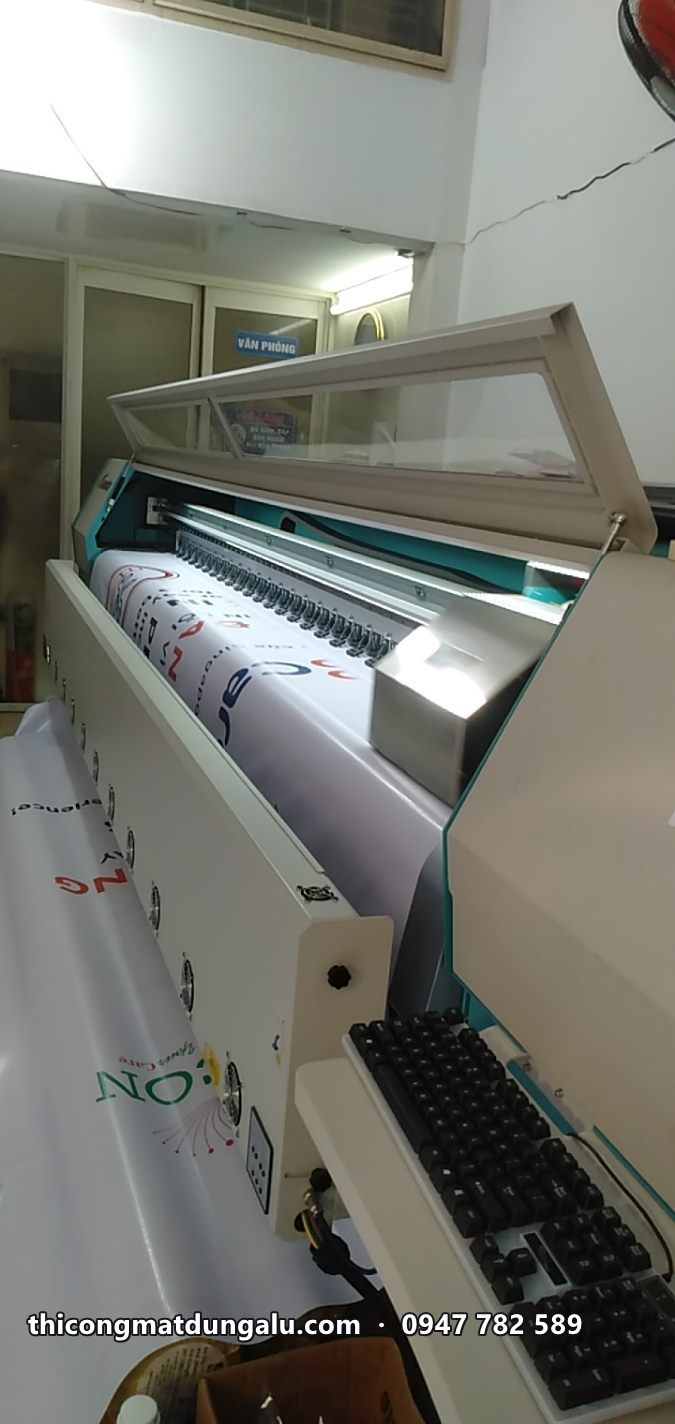 Máy in khổ lớn đang in tấm bạt trong xưởng