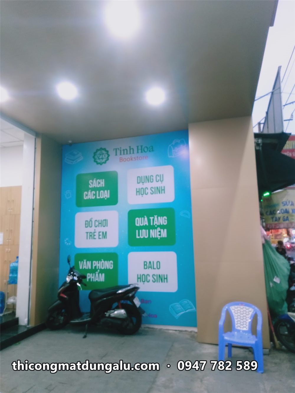 Tường danh mục xanh ngọc với các ô Sách các loại, Dụng cụ học sinh, Đồ chơi trẻ em đã lắp