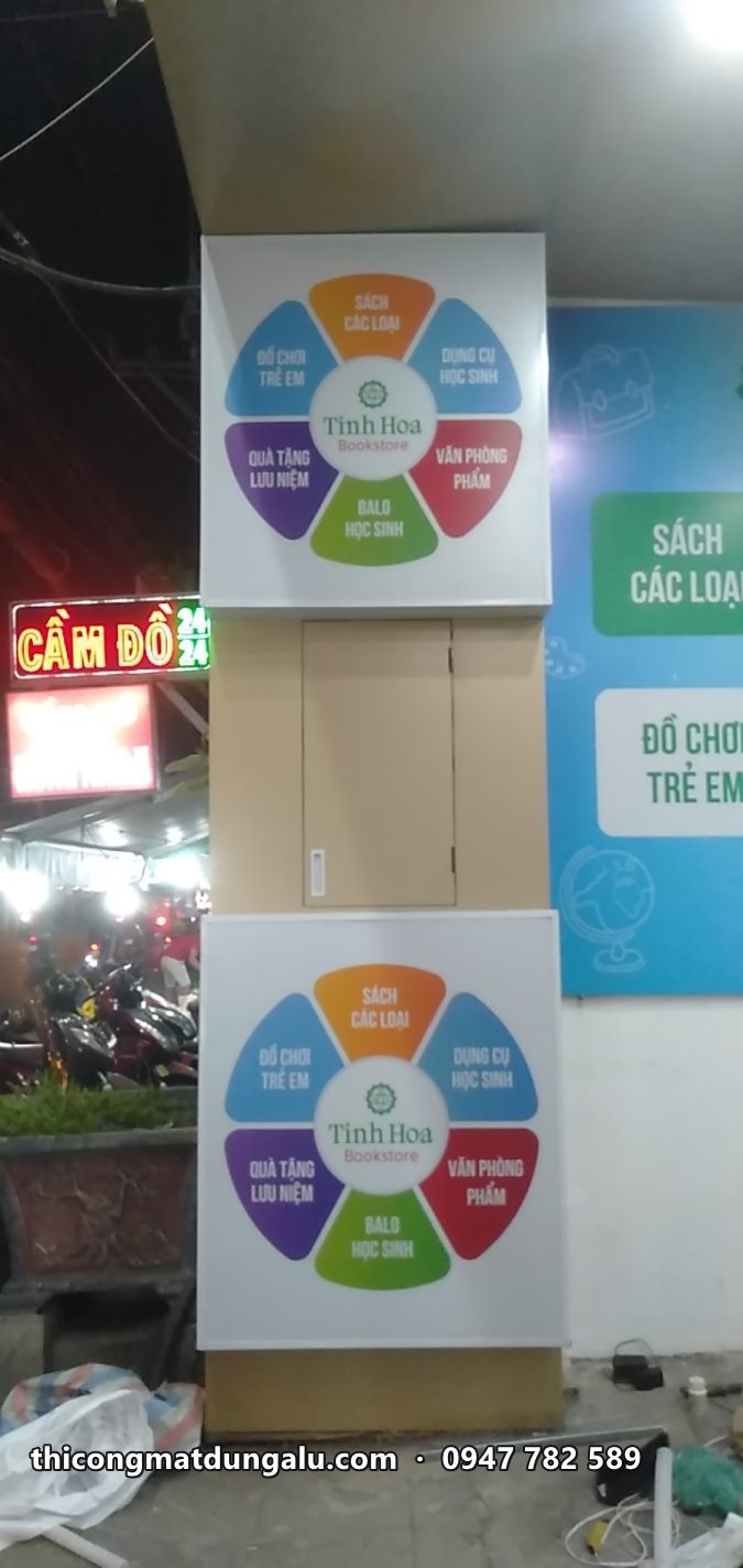 Cột tròn gắn hai hộp đèn tròn nhiều màu, sáng vào ban đêm