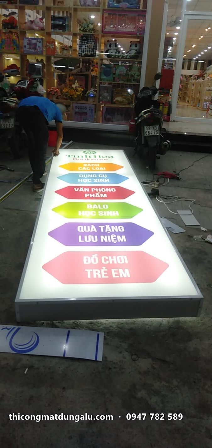 Biển dọc danh mục nhiều màu sáng đèn, đặt nằm trên sàn trước khi dựng