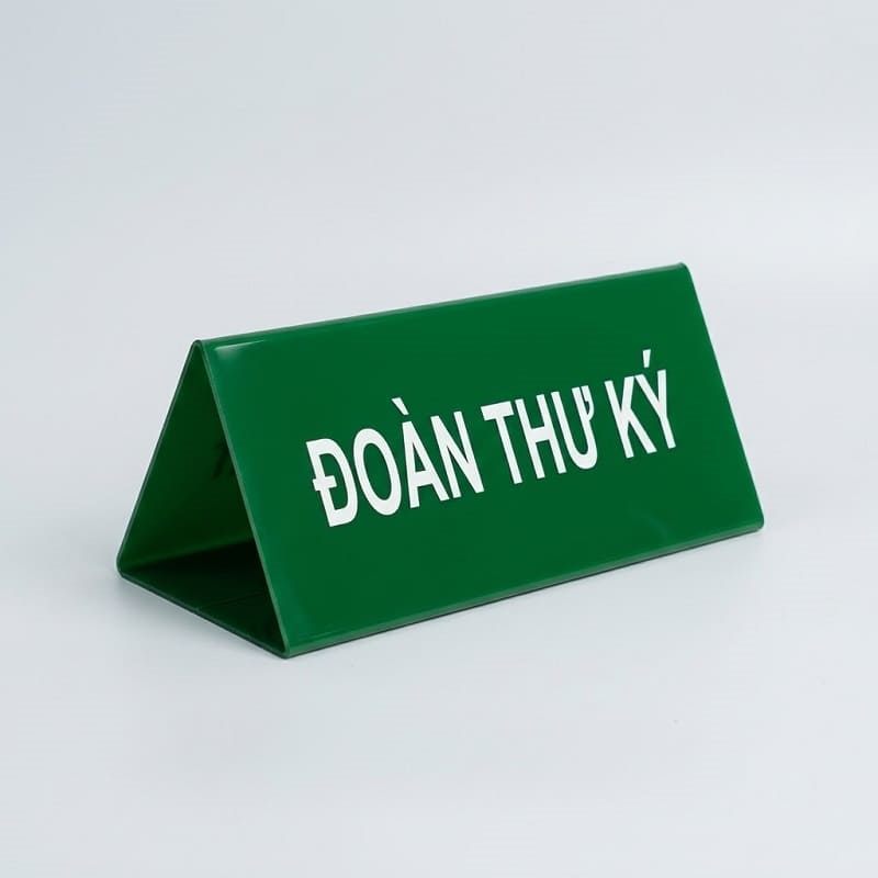 Biển chức danh mica chữ A màu xanh lá, chữ trắng Đoàn thư ký