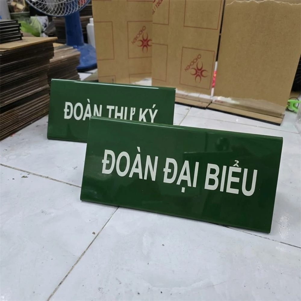 Hai biển mica chữ A xanh lá Đoàn thư ký và Đoàn đại biểu