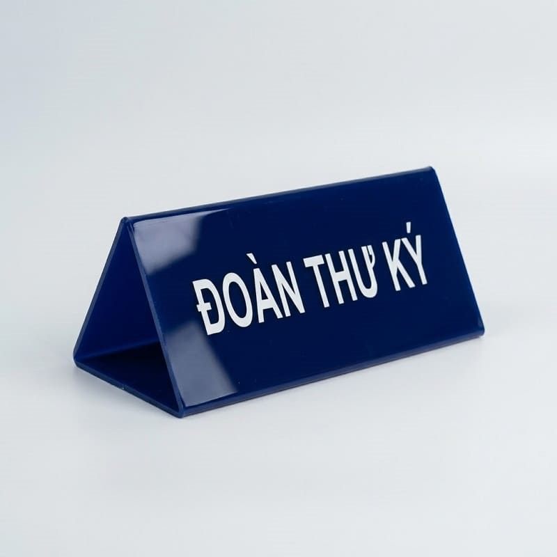Biển mica chữ A màu xanh navy, chữ trắng Đoàn thư ký