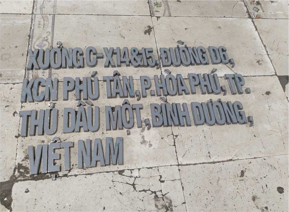 Chữ nổi dòng địa chỉ nhà xưởng màu xám xếp nhiều dòng trên sàn