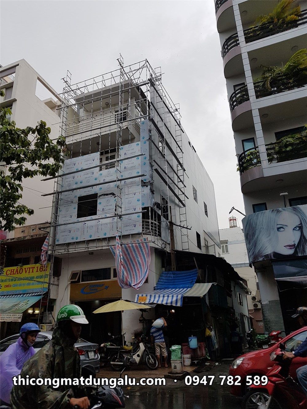 Nhà phố góc đường đã ốp một phần alu, giàn giáo vẫn còn