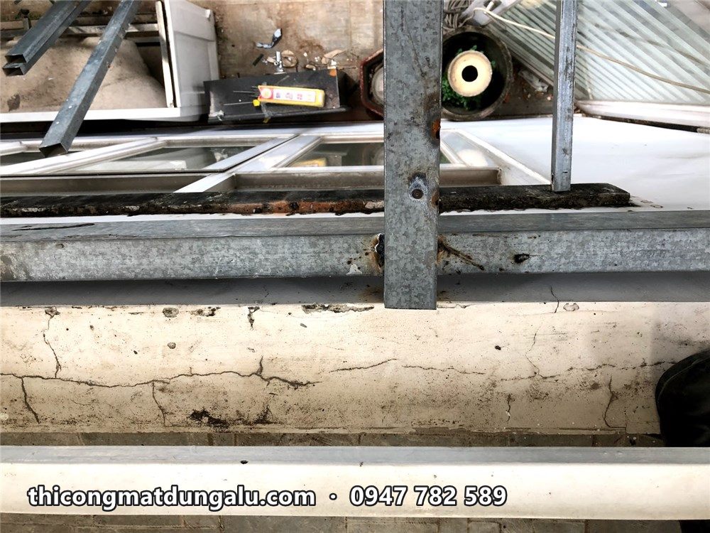 Khung sắt hộp bắt ngang trên lan can ban công cũ