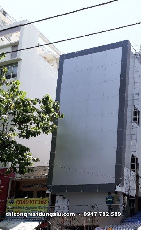 Mặt tiền nhà phố bọc alu trắng với viền xám chạy quanh mép