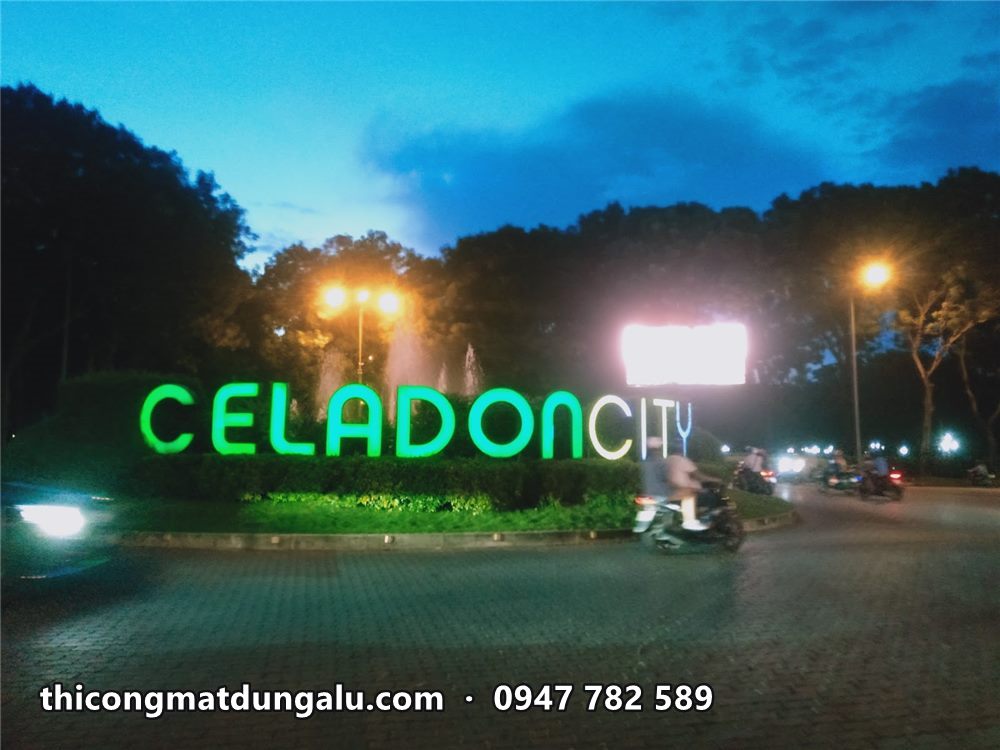Cụm chữ nổi CELADON CITY ở vòng xoay khu đô thị lúc chập tối, trước khi cải tạo
