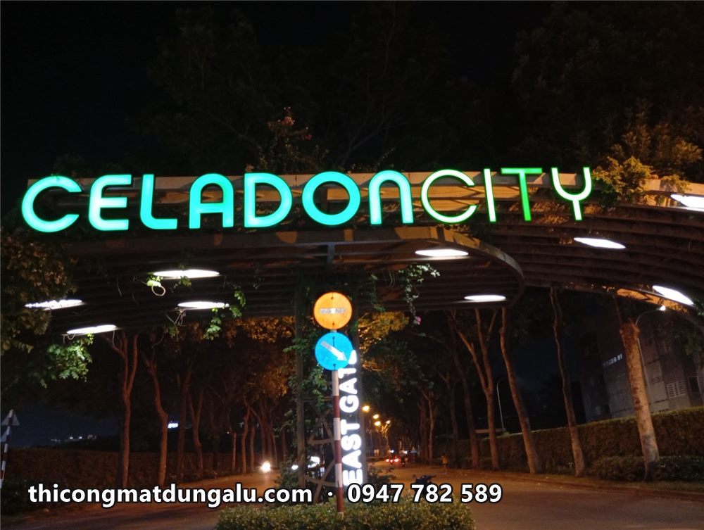 Chữ CELADON CITY trên giàn cổng sáng xanh đều màu vào ban đêm, bên dưới là trụ EAST GATE