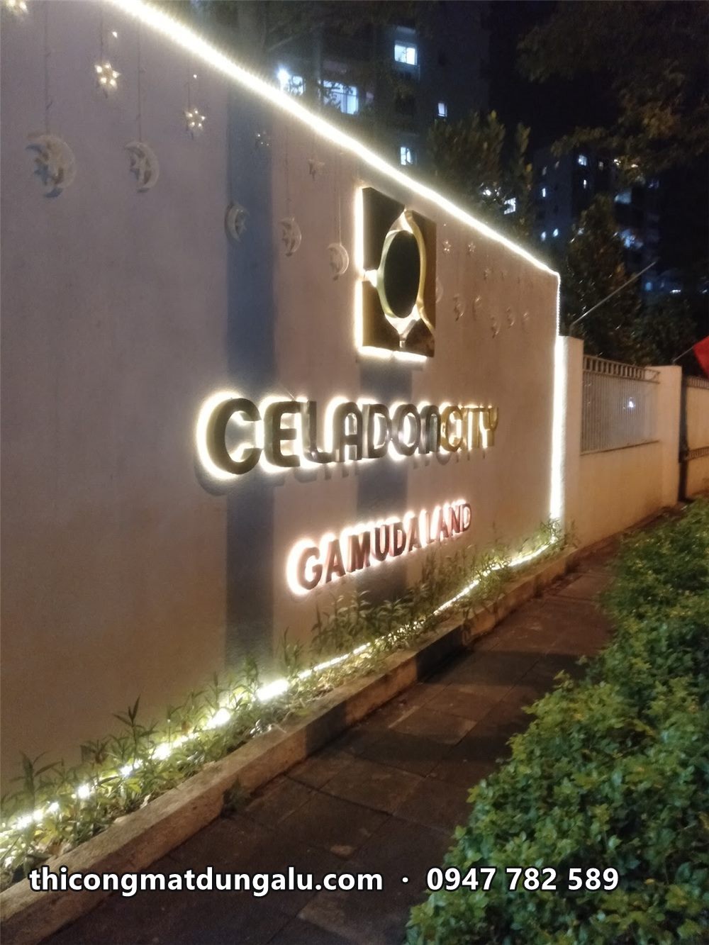 Tường logo Celadon City Gamuda Land với chữ hắt sáng và dải đèn viền tường ban đêm