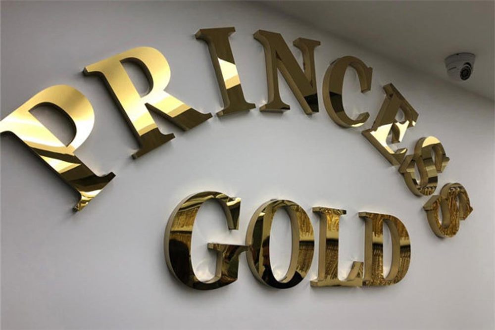 Chữ inox vàng gương xếp vòng cung trên tường
