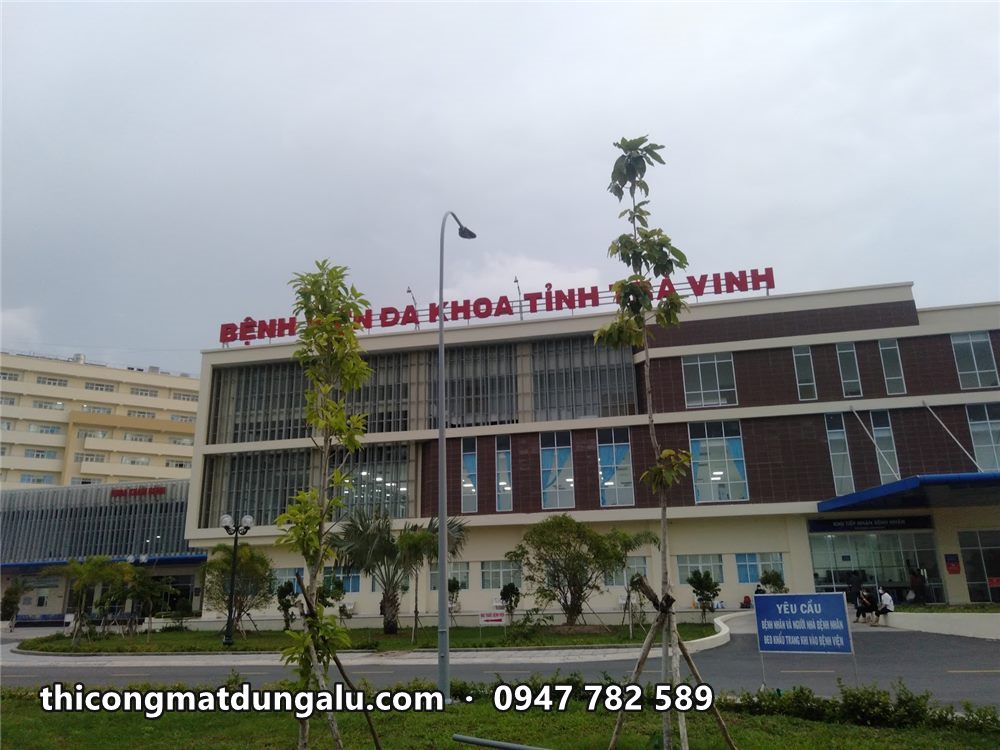 Toàn cảnh khối nhà chính Bệnh viện Đa khoa tỉnh Trà Vinh với dãy chữ đỏ trên mái