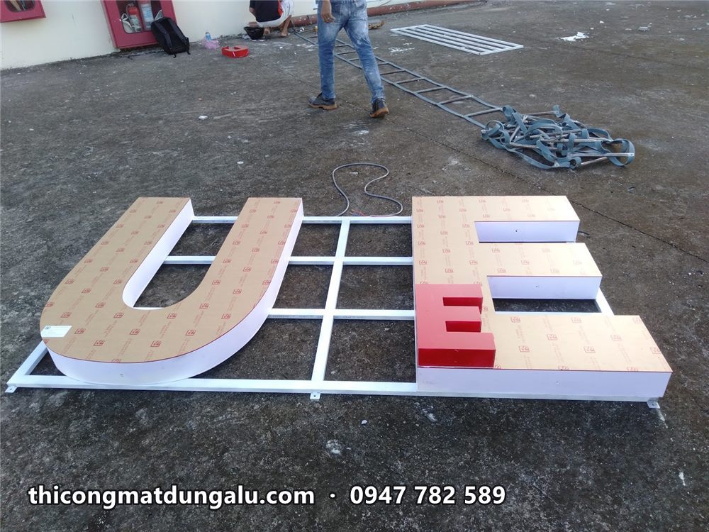 Chữ U và E đặt lên khung thép ô vuông trên sàn mái trước khi dựng