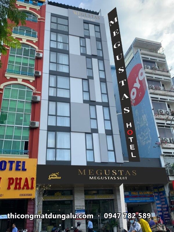 Khách sạn Megustas Suite nhìn chính diện, chữ dọc trên mặt tiền và mái đón đen