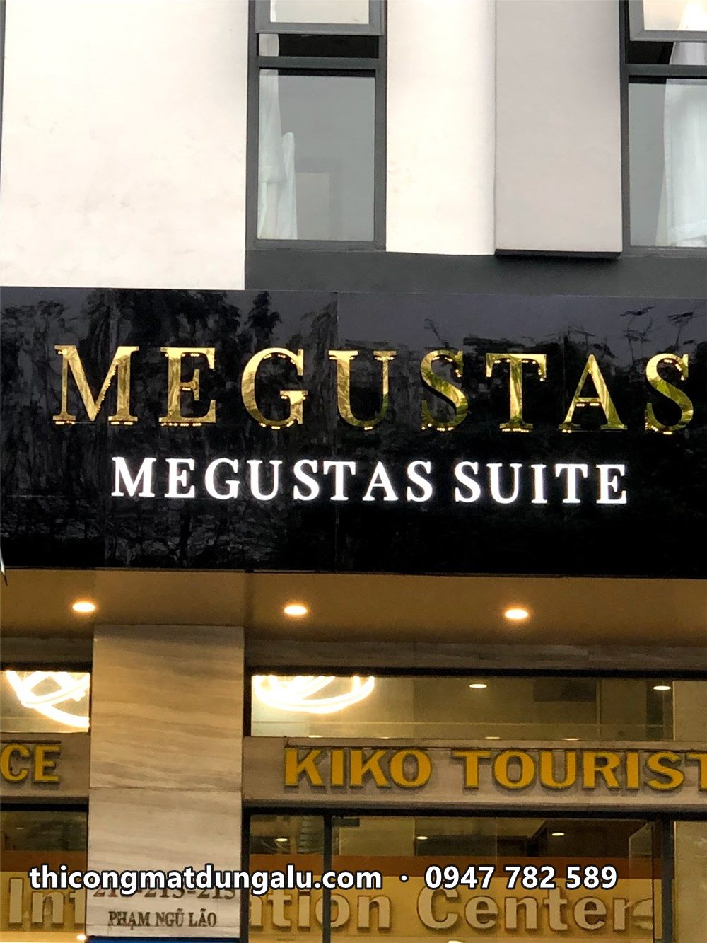 Chữ Megustas và Megustas Suite vàng trên mái đón đen sau khi lắp
