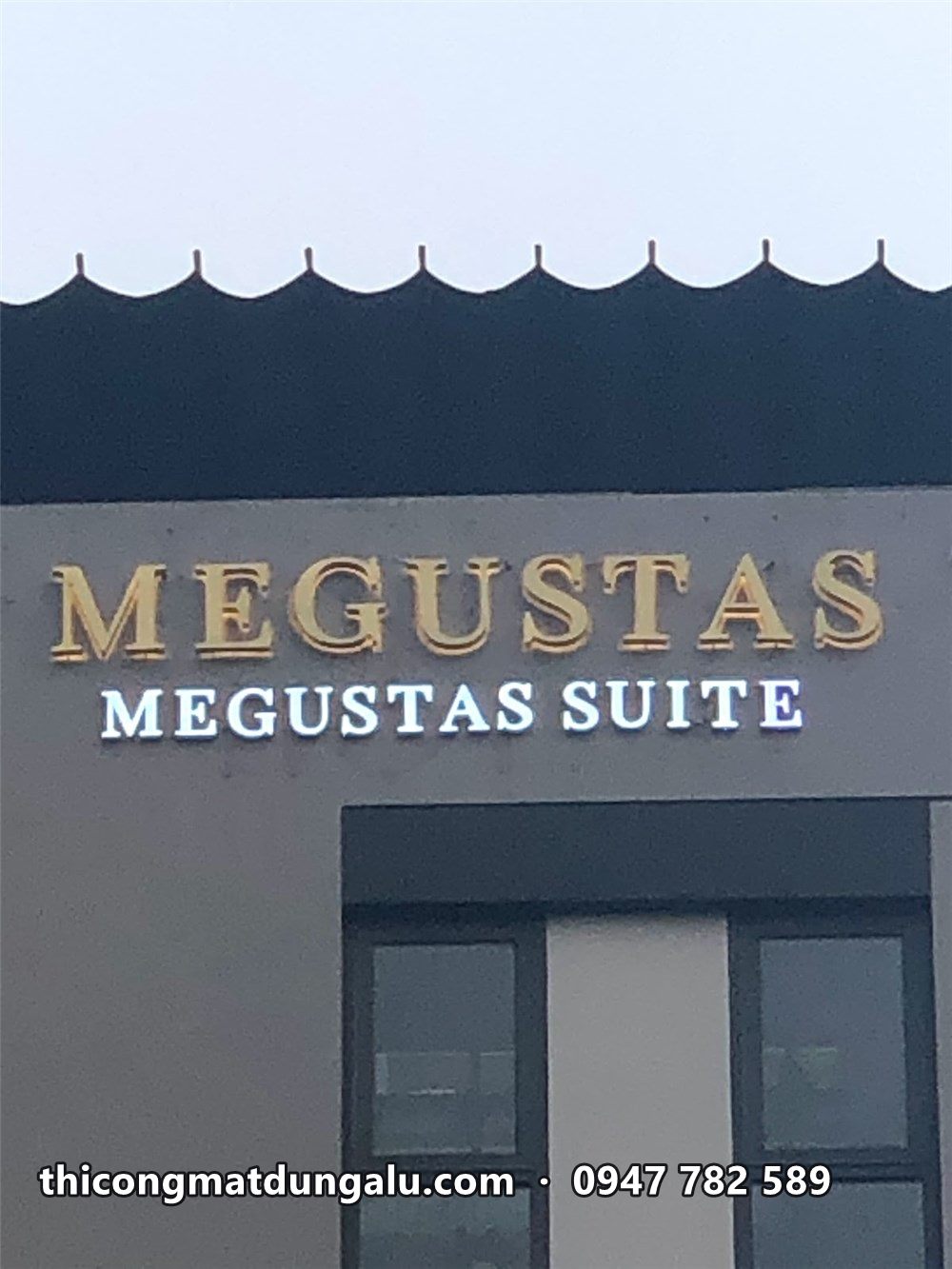 Chữ Megustas Megustas Suite vàng trên mảng tường xám ở tầng thượng
