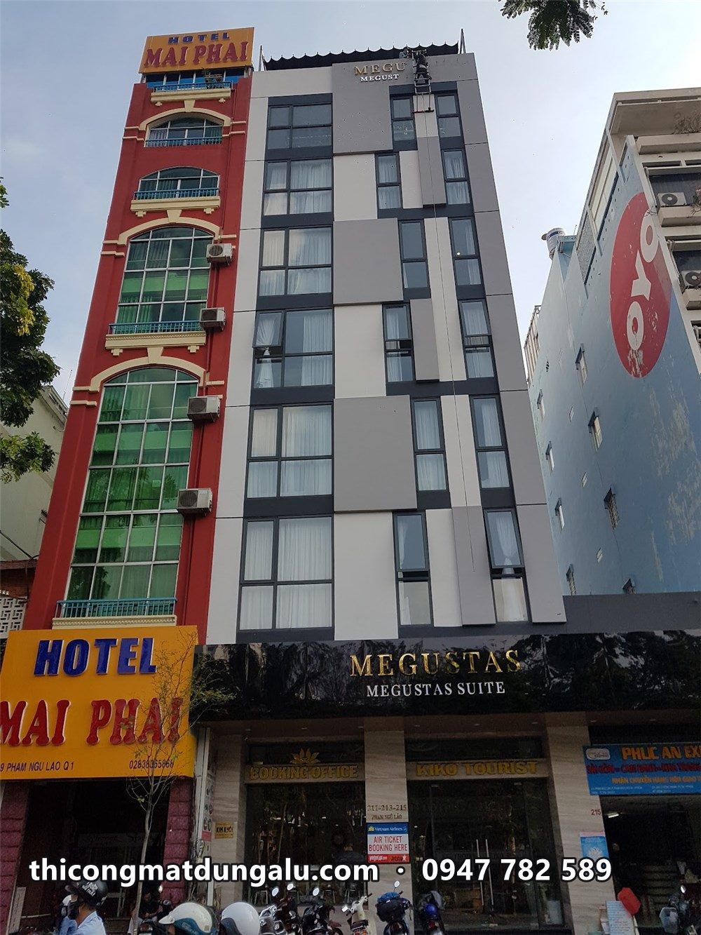 Mặt tiền khách sạn Megustas ban ngày giữa các khách sạn bên cạnh
