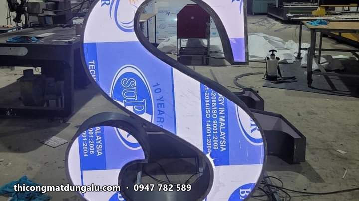 Chữ S khổ lớn mặt mica còn dán màng bảo vệ màu xanh trắng