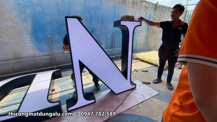Thợ dựng chữ N cỡ lớn viền đen mặt trắng