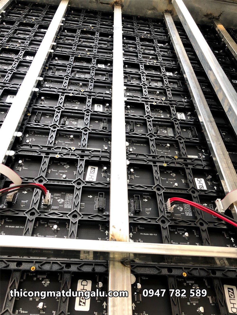 Mặt sau màn hình LED với các module xếp hàng và dây cáp