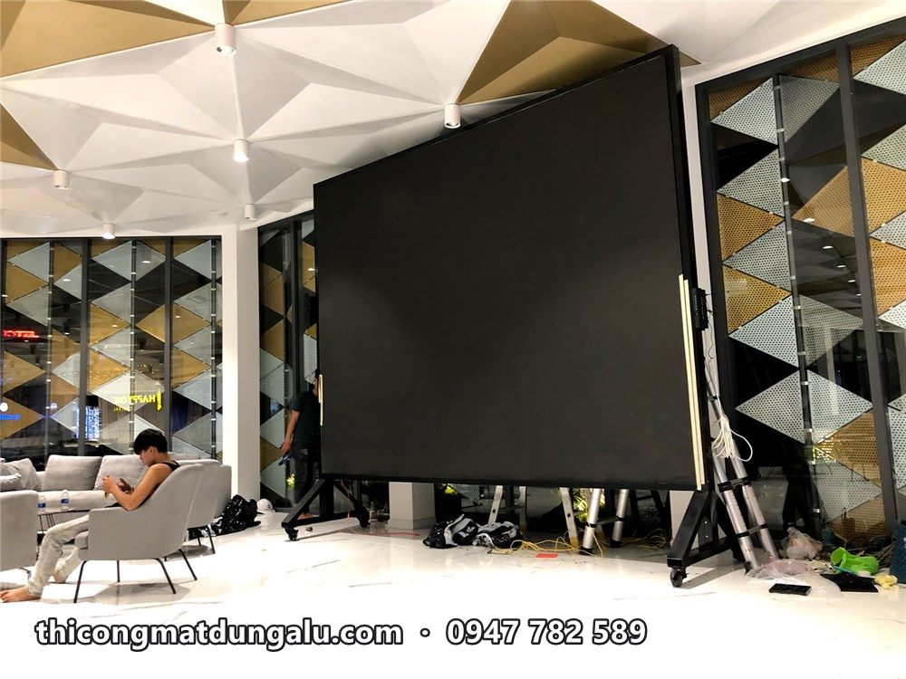 Màn hình LED đứng trên chân trong sảnh có trần tam giác