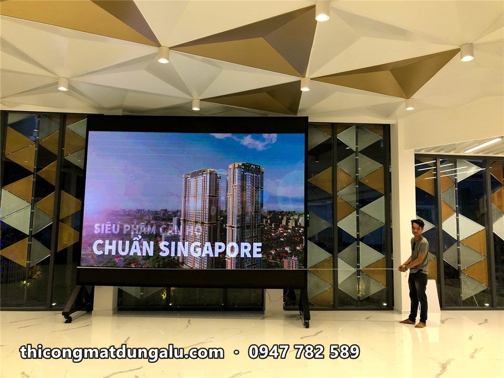 Màn hình LED chiếu phối cảnh dự án trong sảnh, nền là vách tam giác