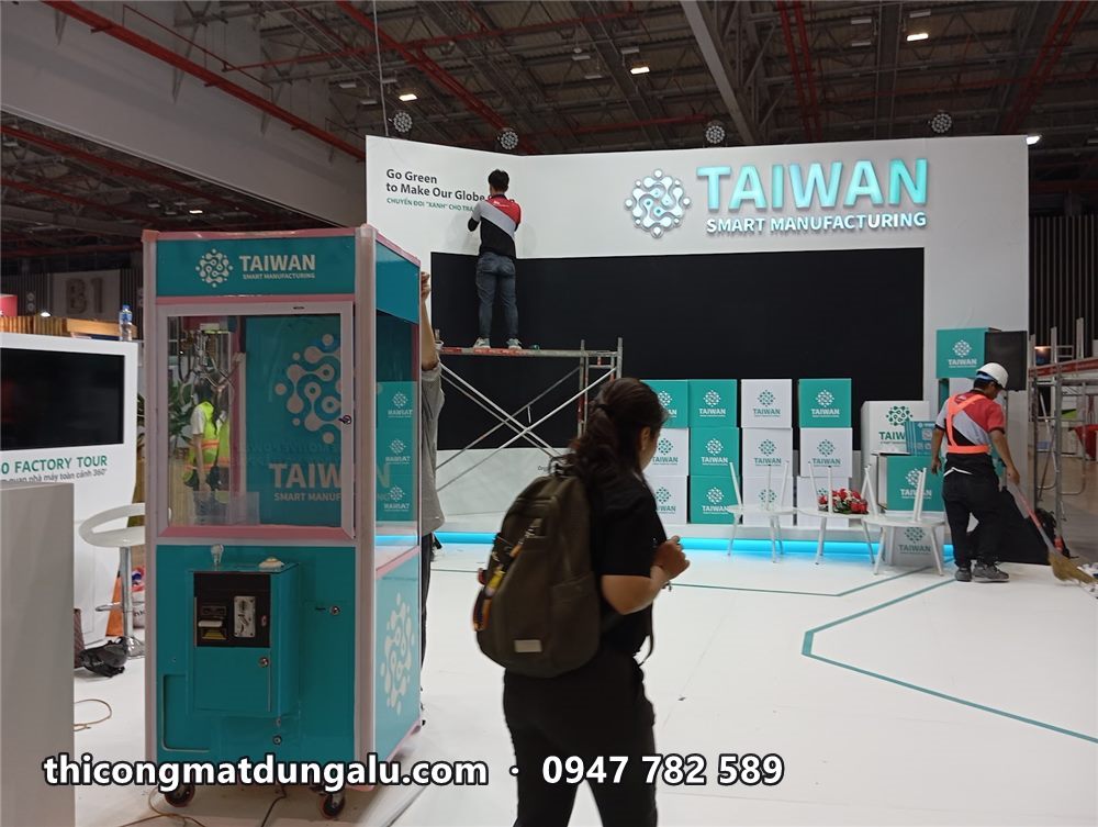 Khu trưng bày Taiwan nhìn rộng với nhiều quầy và người đang làm việc